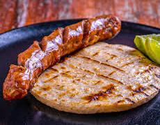 Chorizo con arepa