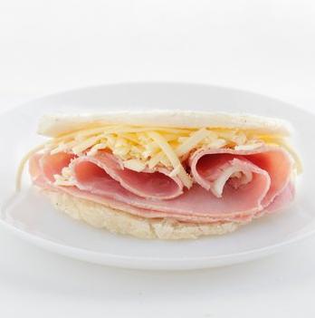 Arepa con jamón y queso